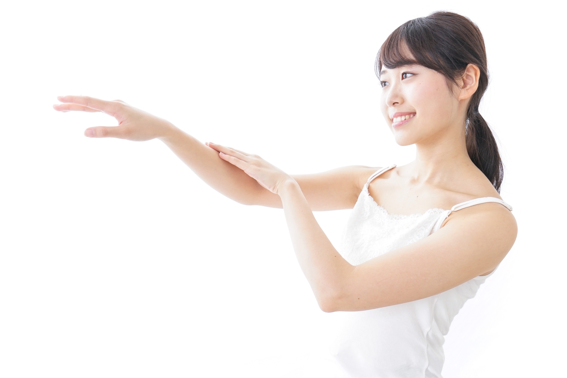 白い服の女性が笑顔で腕を伸ばしている